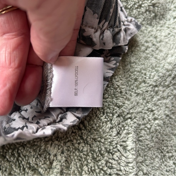 Elegant Gray and White Fern Print Camisole - Picture 3 of 4